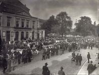 41474 Gezicht op de koeienmarkt op het Vredenburg te Utrecht; links een deel van de voorgevel van de stadsschouwburg ...